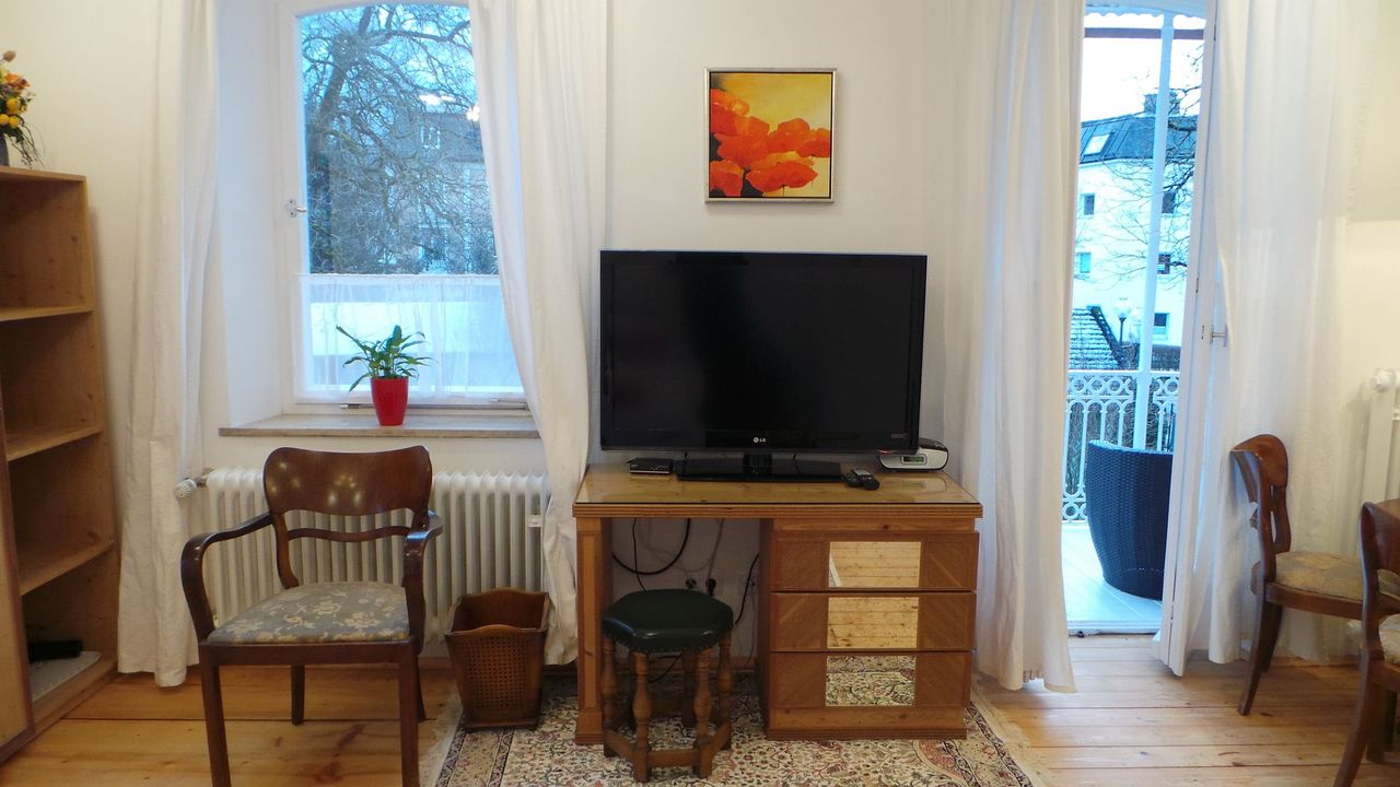Schlafzimmer mit Schreibtisch und TV Schlafzimmer mit Schreibtisch und TV